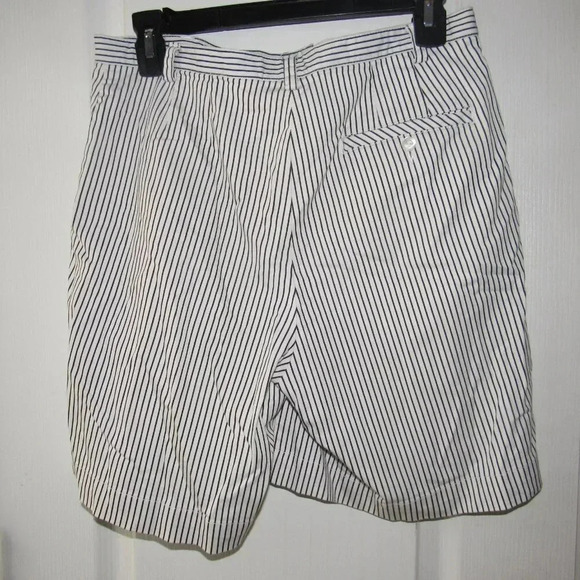 LIZGOLF by Liz Claiborne White Black Stripe Shorts Size 8 Petite (inseam: 7") - Picture 2 of 3